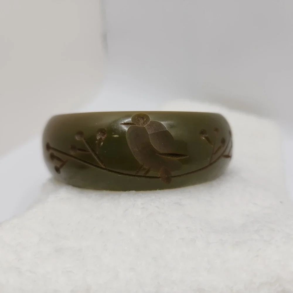 Vintage Bakelite Moss Green Bangle‎ Bracelet Etched Birds and Berries Motif 7.5